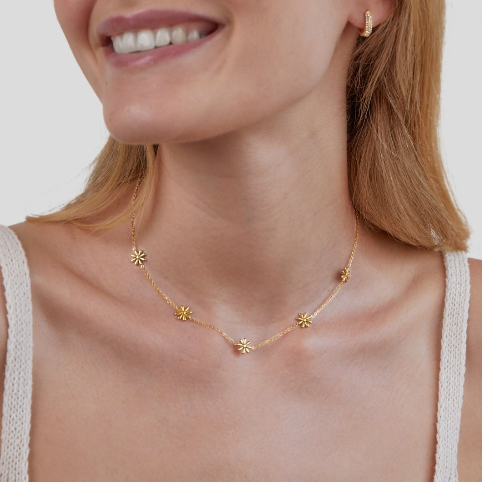 Halsband med blommor