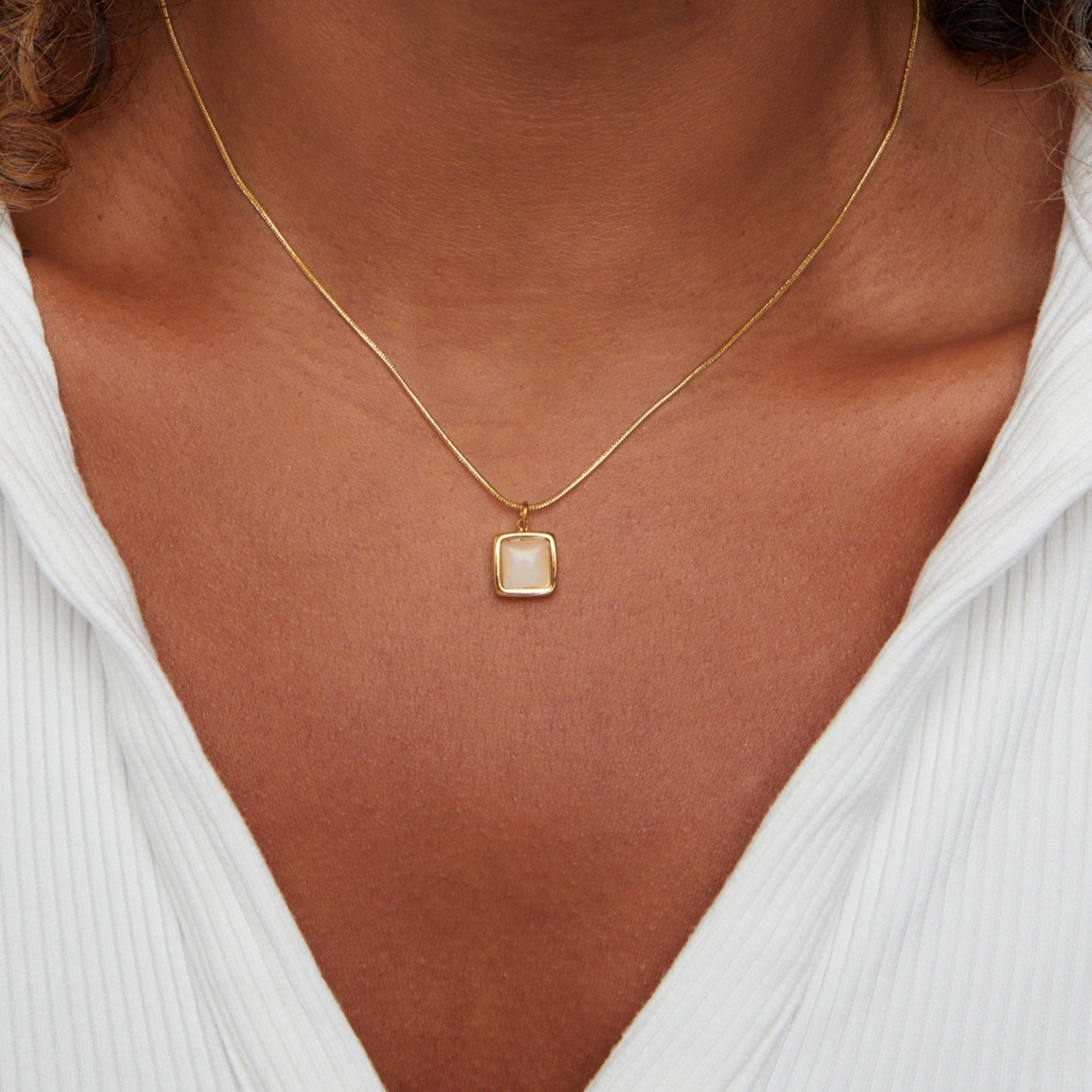 Riva halsband av månsten