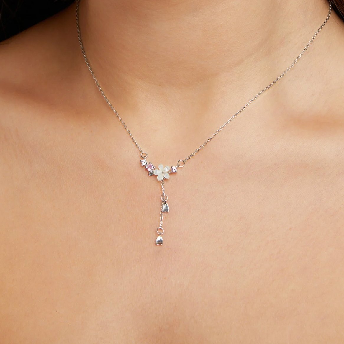 Halsband med körsbärsblommor