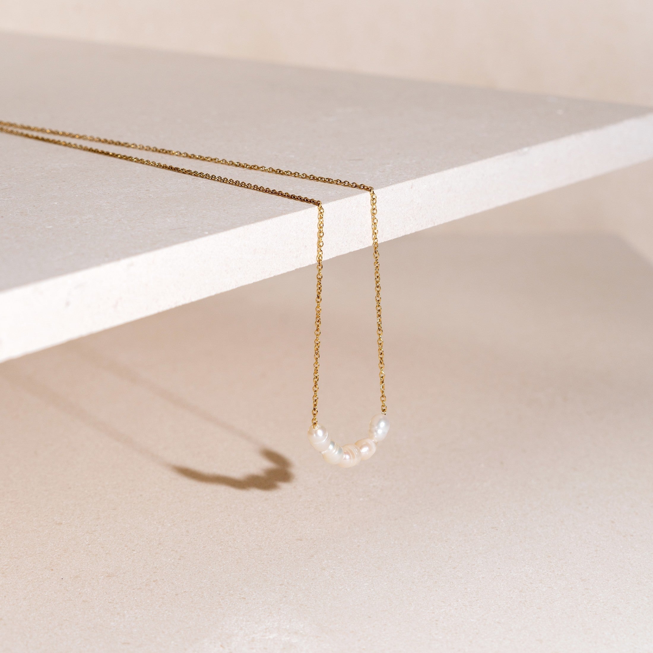 Halsband med sötvattenspärlor