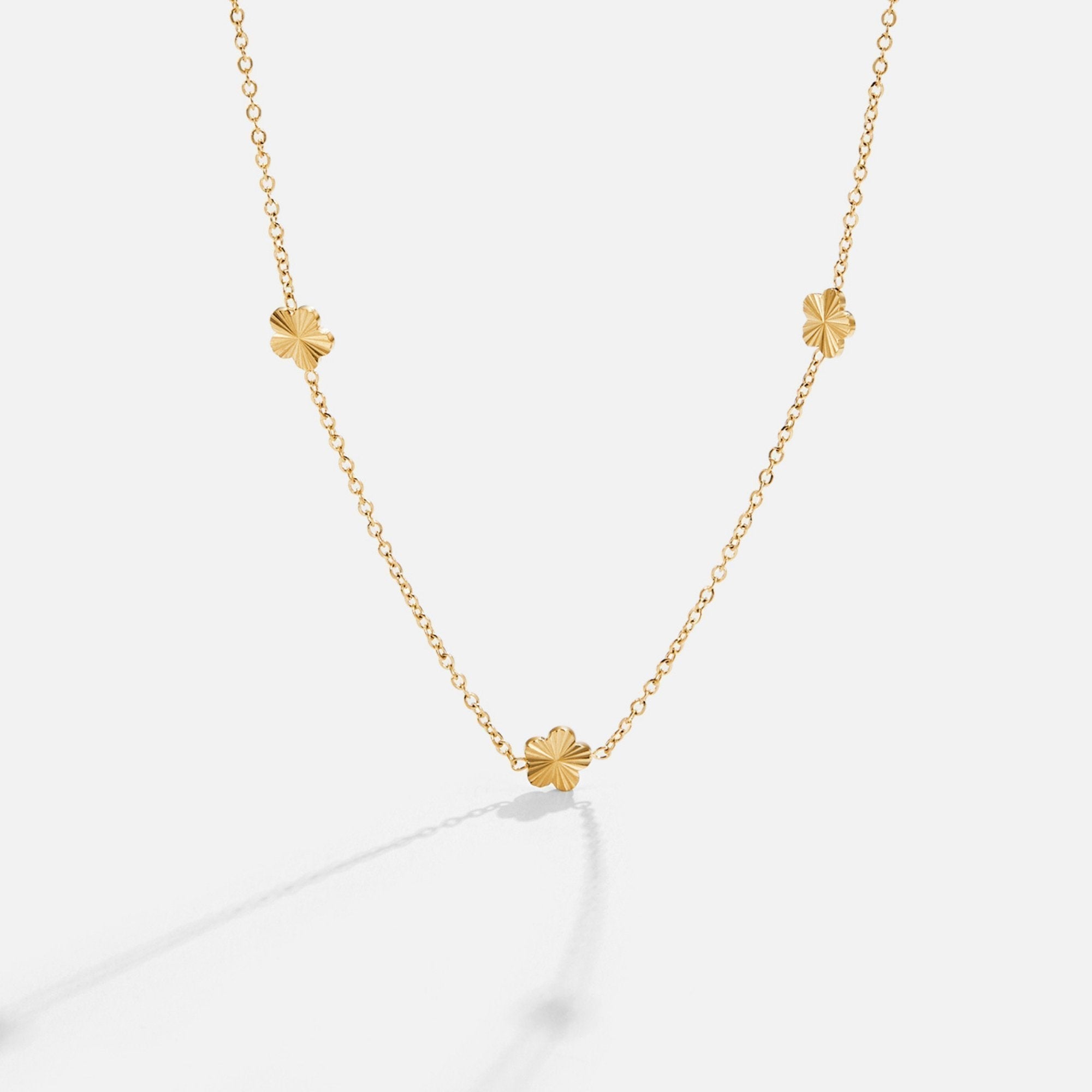 Halsband med blommor