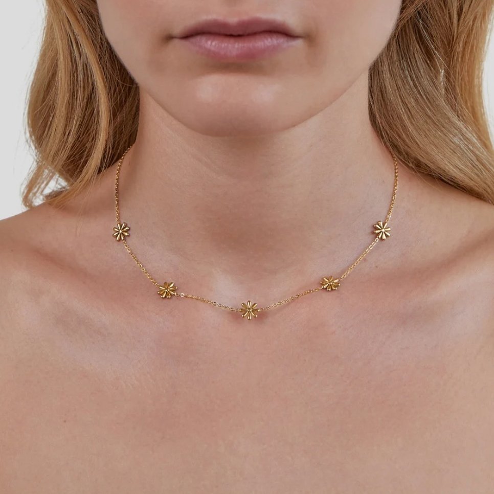 Halsband med blommor