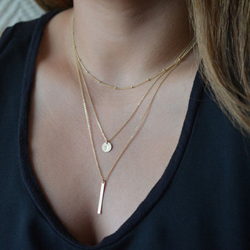 Halsband med geometriskt mönster och lager